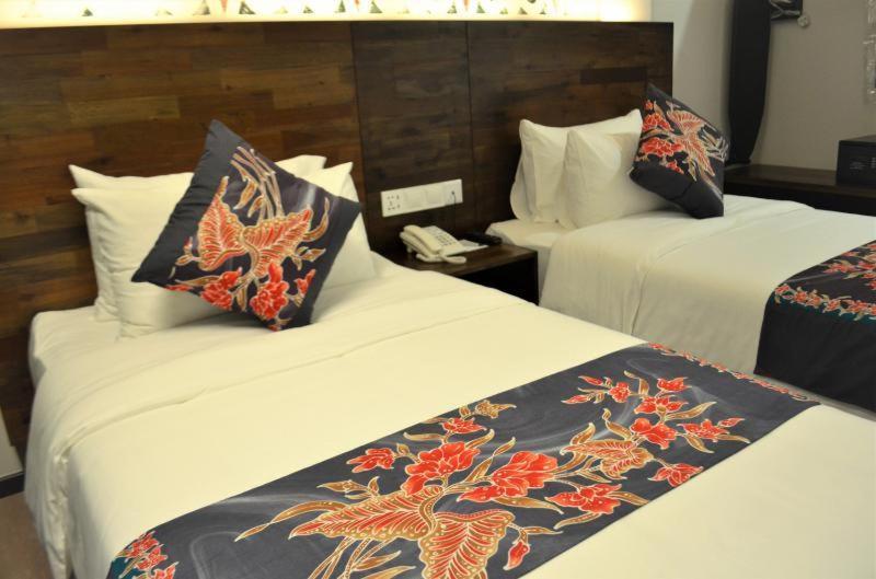 Serapi Hotel Kuching Exterior photo