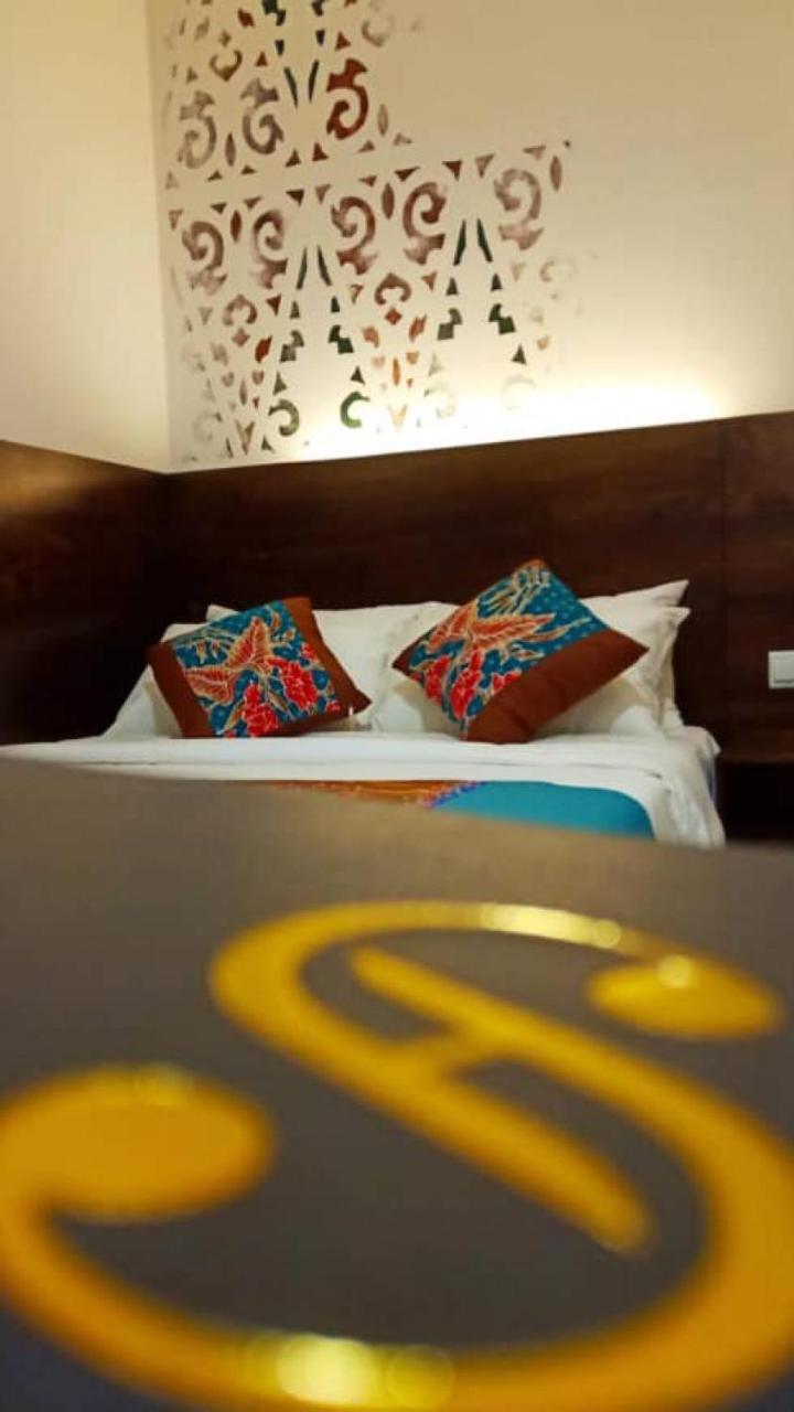 Serapi Hotel Kuching Exterior photo