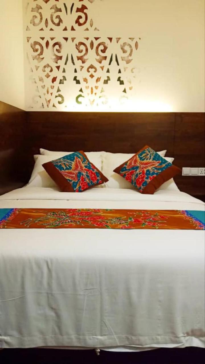 Serapi Hotel Kuching Exterior photo