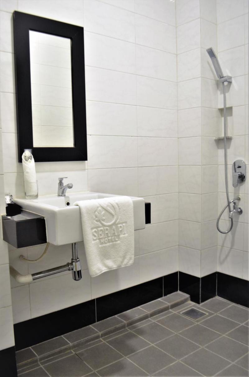Serapi Hotel Kuching Exterior photo
