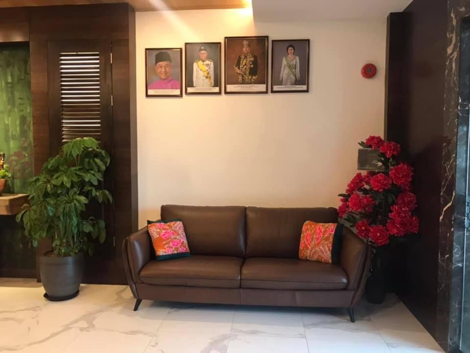 Serapi Hotel Kuching Exterior photo